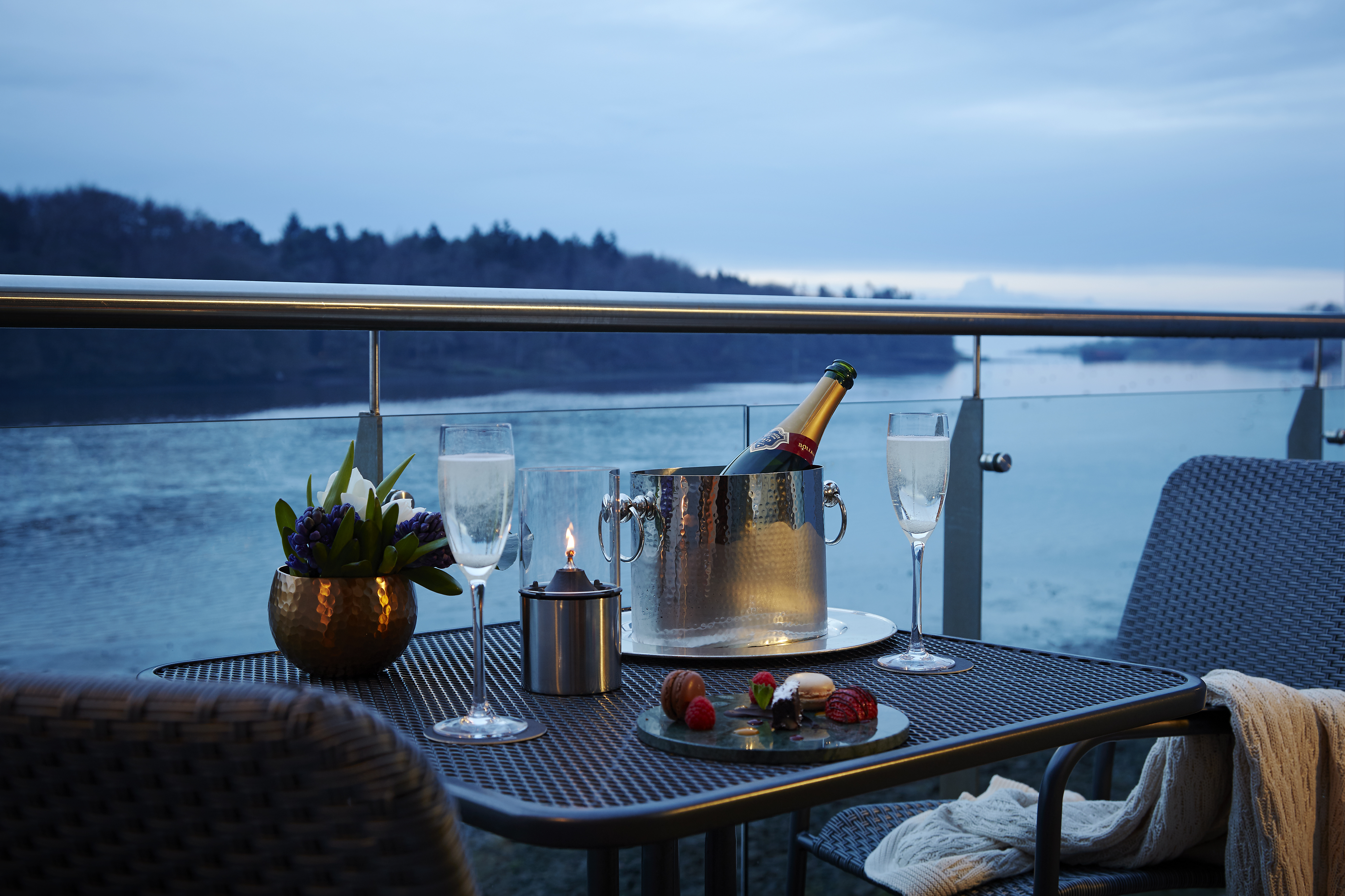 A Blue Book New Years Eve 6 Ice House champers river